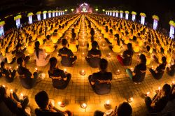 Monaci buddisti: una cerimonia religiosa a Bai Dinh, un complesso di templi di recente costruzione che si trova a undici km dalla città di Ninh Binh, non distante dalle grotte di Trang ...