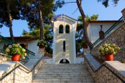 Il Monastero di Faneromeni a Lefkada, Grecia - Sul colle che si trova a ovest della città, e da cui si gode una magnifica vista verso Ghira e Kastro, sorge il monastero di Faneromeni ...