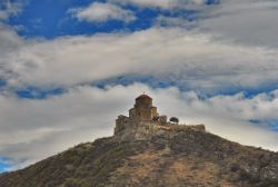 Il Monastero Jvari fotografato da Mtskheta in Georgia