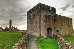 Monastero di Kilmacduagh, nei pressi di Burren in Irlanda - © Patryk Kosmider / Shutterstock.com