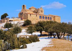 Monastero di San Lorenzo del Monte, uno dei santuari più famosi della Catalogna si trova poco distante da Terrassa, in Spagna - © Karol Kozlowski / Shutterstock.com