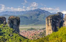 Il monastero di Aghia Triada, Tessaglia - Costruito fra il XIV e il XV secolo su un pinnacolo roccioso alto oltre 400 metri, questo monastero ortodosso della Grecia orientale è il più ...