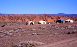 Mongolia tende tipiche gher e sfondo di calanchi - Foto di Giulio Badini / I Viaggi di Maurizio Levi