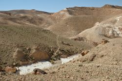 Montagne e deserto vicino a Tamerza in Tunisia. Siamo praticamente sul confine settentrionale del deserto del Sahara - © Jakez / Shutterstock.com