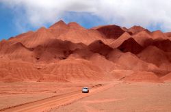 Montagne nel nord Argentina: il Deserto Rosso con le rocce incredibilmente colorate - Foto di Giulio Badini I Viaggi di Maurizio Levi www.deserti-viaggilevi.it