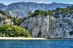 Il Monte Biokovo in Croazia: la montagna riparara la Riviera di Makarska dai forti venti di bora, creando un clima mite anche d'inverno, una delle zone costiere della Dalmazia più ...