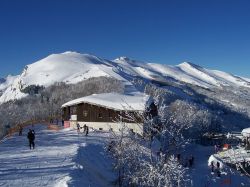 Il rifugio della Selletta, Monte Gomito una delle montagne dove  sciare all'Abetone - © Innocenti.rob - CC BY 3.0 - Wikimedia Commons.