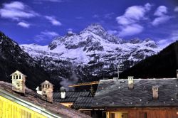 Monte Testa del Ruitor (Rutor)  fotografato dalla terrazza dell'albergo Nira Montana a La Thuile. Si tratta di una foto notturna a lunga esposizione