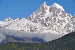 L'impressionante parete del Monte Ushba (4.700 m) la montagna con il doppio corno, che ricorda alla lontana il nostro Cervino, e che domina Mestia e gran parte della valle dello Svaneti ...