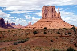 Monument Valley, l'Elephant Butte, Arizona  (USA). L'Elephant Butte è un imponente monumento così chiamato perchè si dice che ricordi la forma questo grande ...