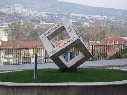 Monumento all Costituzione spagnola: si trova a Loja in Andalusia - © «Const78loja» per Menesteo - Lavoro proepio. Disponible con licenza CC BY-SA 3.0 vía Wikimedia ...