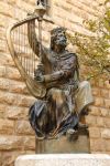 Il Monumento a Re David di Gerusalemme: Davide, nato a Betlemme nel 1040 a.C. e morto a Gerusalemme nel 970 a.C., fu il secondo re di Israele, benché fosse cresciuto facendo il pastore ...