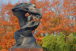 Il Monumento a Chopin che si trova nel grande Parco Lazienki a Varsavia (Polonia) - © daro / Shutterstock.com