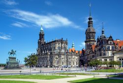 Monumento al Re Giovanni di Sassonia, con attigua chiesa cattolica  ed il Castello di Dresda - © Mikhail Markovskiy / Shutterstock.com