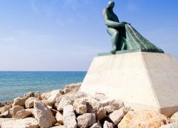 Monumento al pescatore sulla costa di  Salou, la famosa località balneare della Costa Daurada in Spagna - © holbox / Shutterstock.com