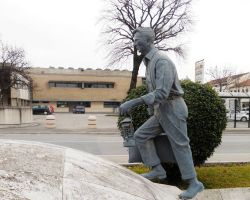 Il Monumento all'emigrante nel centro di  Sernaglia della Battaglia in Veneto - © Alice Pieri - CC BY-SA 3.0, Wikipedia