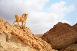 Monumento alla capra di montagna: si troviamo presso l'oasi di Chebika, nella regione di Tozeur in Tunisia - © Istomina Olena / Shutterstock.com