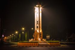 Foto notturna al centro di Ubon Ratchathani, Thailandia - Fra le tante costruzioni che si trovano nel centro di Ubon vi è anche il Monument of Merit realizzato dagli ex prigionieri di ...
