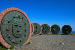 Monumento presso il centro visitatori di Capo Nord (Nordkapp) in Norvegia - © Kartouchken / Shutterstock.com