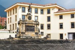 Monumento dedicato al Generale de Sucre, nel centro di Bogotà in Bolivia - © Jess Kraft / Shutterstock.com