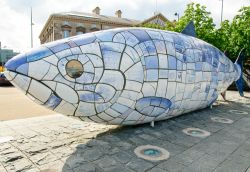 Monumento a forma di pesce a Belfast, in Irlanda del nord - © rarena / Shutterstock.com
