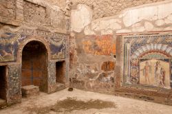 Mosaici Ercolano: la Casa del Nettuno e di Anfitrite, una delle meglio conservate della città sotto al Vesuvio, vicino a Pompei - © Isabella Pfenninger / Shutterstock.com