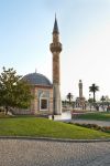 Una Moschea ad Izmir: sullo sfondo la Torre Orologio di Smirne (Turchia) - © GONUL KOKAL / Shutterstock.com