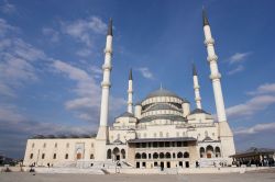 Moschea Kocatepe: è il grande edificio religioso di Ankara in Turchia, nonchè una delle moschee più ampie del mondo - © Orhan Cam / Shutterstock.com
