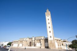 La moschea Loubnan con il suo alto minareto. ...