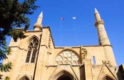 La moschea di Selimiye si trova a Nicosia nord, nell'siola di Cipro, la dove la Turchia si è insediata illegalmente nel lontano 1974 - © Andriy Markov / Shutterstock.com