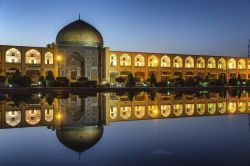 La splendida moschea Sheikh Lotf Allah nella città di Isfahan in Iran - © takawildcats / Shutterstock.com