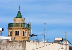 Il minareto di una moschea a Biserta, nord della Tunisia - © posztos / Shutterstock.com