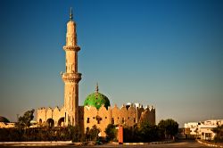 Moschea al tramonto ad Hurghada. Siamo in Egitto, lungo la costa nord-occidentale del Mar Rosso - © Nataliya Hora / Shutterstock.com