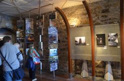 La Mostra fotografica sui falò di Camogli, organizzata dall'associazione Culturale San Fortunato, ospitata all'interno di Castel Dragone - © Samuele Pasquino
