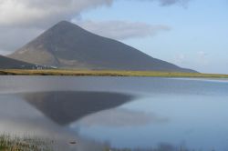 Foto panoramica di Mount Slievemore, Achill Island - Con i suoi 671 metri di altezza, Mount Slievemore è il secondo picco montuoso (dopo Croaghaun) di quest'isola appartenente al ...