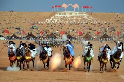 Una carica di cavalieri con fucile, in occasione del celebre Moussem Festival a Tan Tan, nel Marocco, una tradizione Patrimonio dell'Umanità dell'UNESCO - © Максим ...
