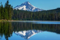 Il monte Hood in Oregon (USA). Questo stratovulcano dormiente fa parte della catena delle Cascate e si trova nel nord dell'Oregon. La sua ultima importante eruzione risale al 1790.  ...
