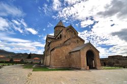 Mtskheta, la Cattedrale di Svetitskhoveli in Georgia che secondo la tradizione conserva la tunica che indossava Gesù durante la Passione.