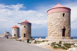 Mulini a vento nell'Isola di Rodi, Grecia - Il porto di Mandraki, con la sua antichissima storia, ospita anche tre mulini a vento divenuti una delle attrazioni turistiche più visitate ...