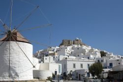 Mulino a Vento e vilaggio di Astypalaia in Grecia ...