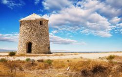 Mulino a vento a Gyra a Lefkada, Grecia - Questi graziosi mulini a vento sono un elemento architettonico costante del territorio greco delle isole Ionie © Mila Atkovska / Shutterstock.com ...