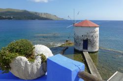 Uno dei mulini a vento di Leros, Dodecaneso. Luogo ideale per chi cerca l'autenticità delle isole greche, Leros è una delle nuove frontiere turistiche del Mar Egeo: grazie ...