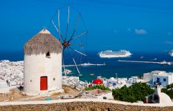 Mulino a vento sopra il porto vecchio di Mykonos. Sullo sfondo una nave da crociera alle, Cicladi nela mare Egeo della Grecia - © Natalia Dobryanskaya / Shutterstock.com