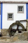 Mulino ad acqua: sono tipici della regione di Azenhas do Mar, che si trova vicino a Sintra, in Portogallo - © Craig Hanson / shutterstock.com