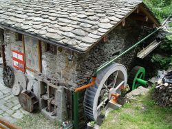 Le ruote del Mulino del dosso a Rasura in Lombardia - © Vansera, CC BY-SA 3.0, Wikipedia
