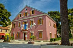 Il municipio di Biograd na Mor, nel cuore della città che sorge a nord della regione storica della Dalmazia  - © xbrchx / Shutterstock.com