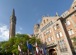 Il Municipio di Lille, Francia. Costruito fra il 1924 e il 1932 in stile Art Decò da Emile Dubuisson in sostituzione di quello distrutto durante la prima guerra mondiale, l'Hotel ...