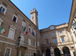 Municipio di Loreto e Piazza Garibaldi