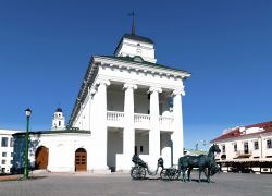 Minsk, Bielorussia: il palazzo bianco del Municipio si trova in Piazza della Libertà. La versione attuale, del 2003, è una replica del palazzo originale che fu abbattuto nel ...