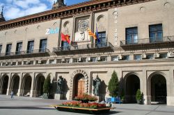Il Palazzo Municipale di Saragozza sorge nel centro della città, nella Plaza Mayor, ed è un bell'esempio di architettura del primo Novecento di ispirazione neoclassica, riccamente ...